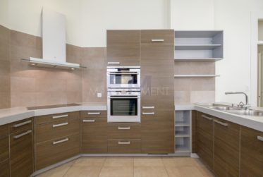 Bd des Tranchées, 9 pièces,en Rez-jardin, env. 310m2