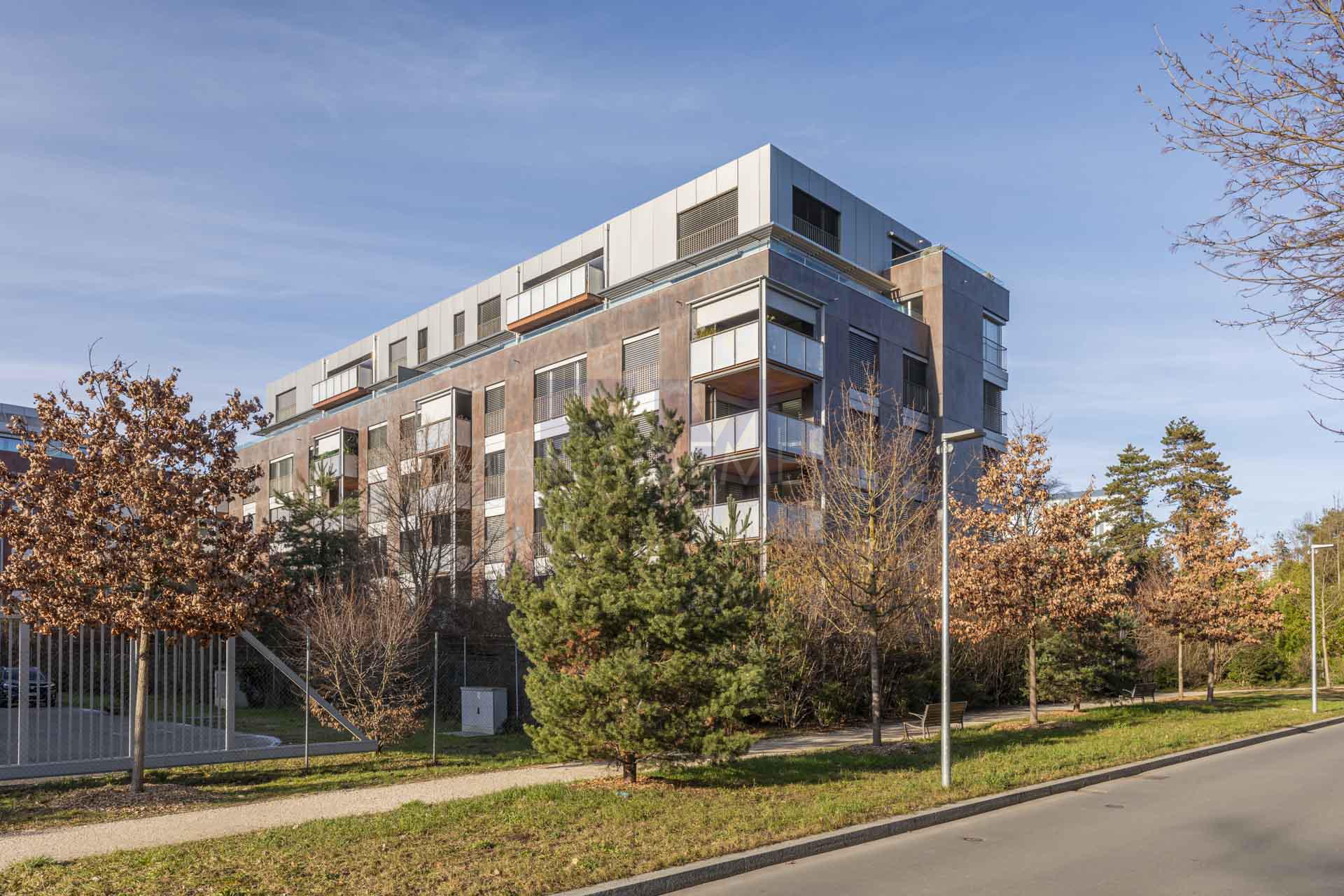 5 Bedrooms Flat
