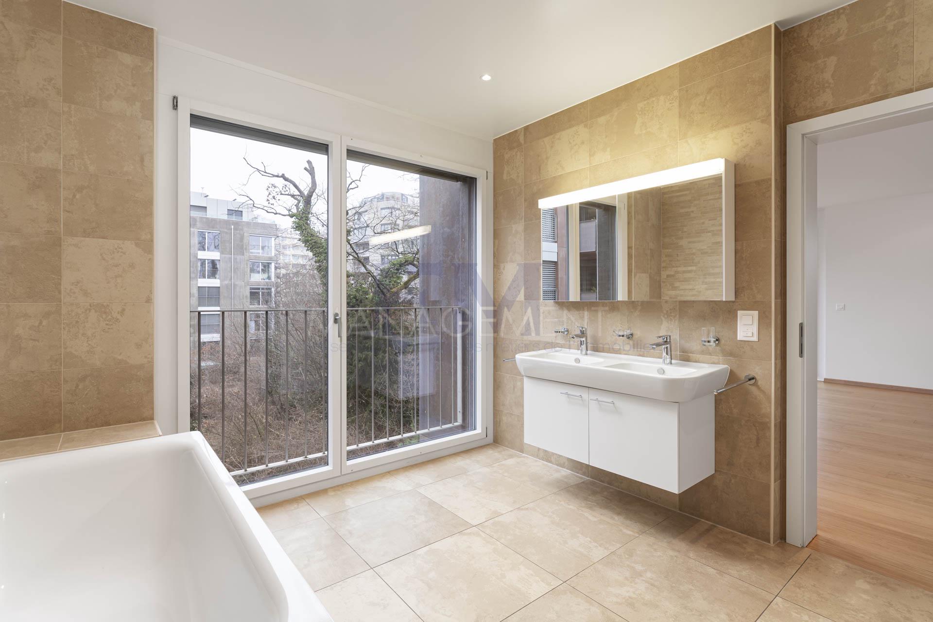 5 Bedrooms Flat