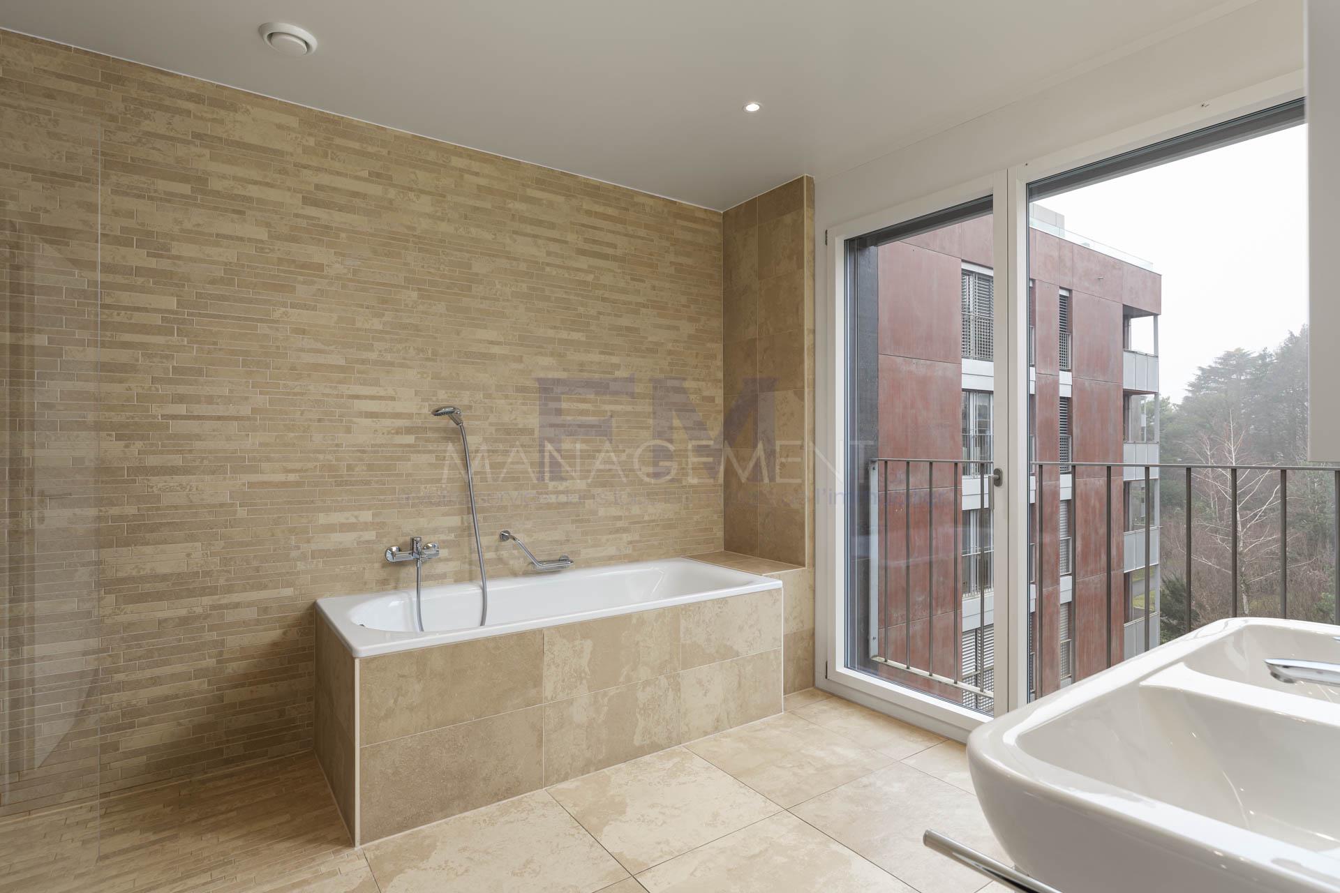 5 Bedrooms Flat