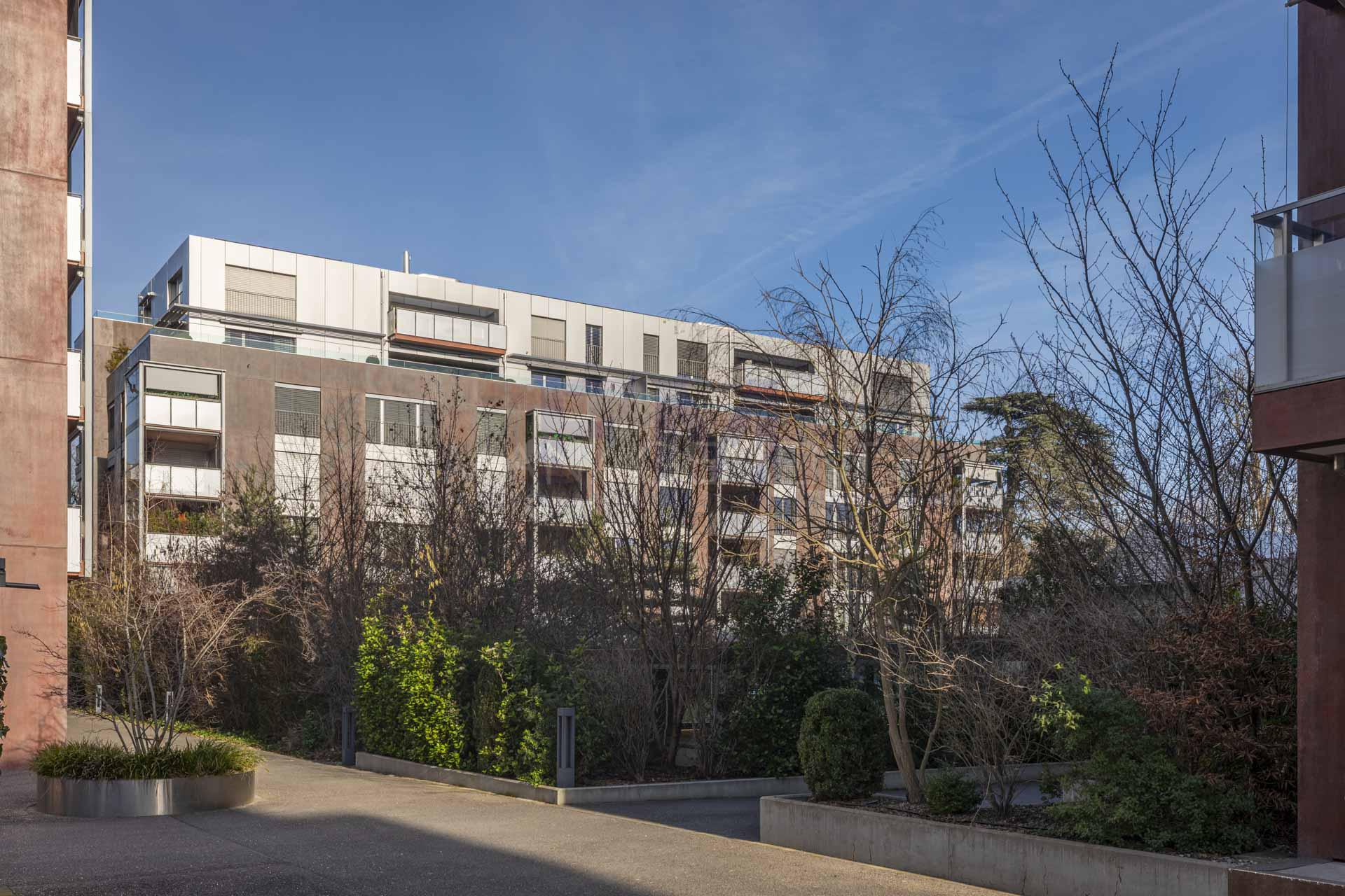 5 Bedrooms Flat