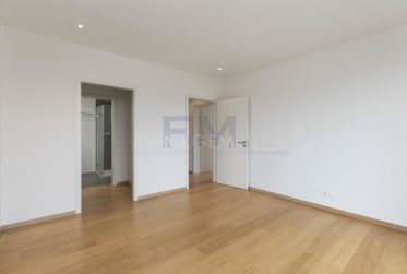 5 Bedrooms Flat