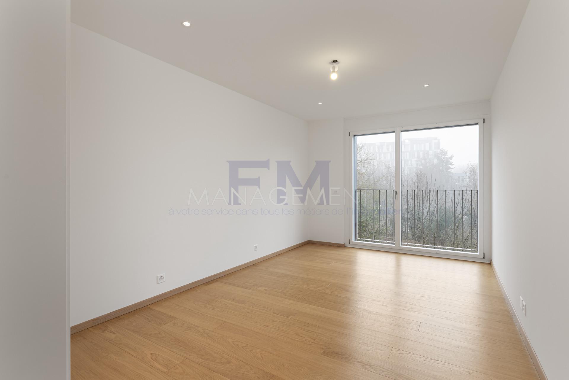 5 Bedrooms Flat